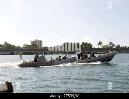 0710316674H-004 PEARL HARBOR, Hawaii (31. Oktober 2007) - zwei starre Schlauchboote (RHIB) fahren während des RHIB Race und der Regatta in der Rainbow Bay Marina an Bord der Marinestation Pearl Harbor in Richtung Ziellinie. Die Veranstaltung war Teil der Surface Line Week (SLW), die Seeleute verschiedener Kommandos für einen kleinen Freundschaftswettbewerb zusammenbringt, um Kameradschaft, Qualifikationsentwicklung und Teamarbeit zu fördern. US Navy Stockfoto