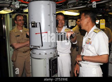 0905135013K-062 YOKOSUKA, Japan (13. Mai 2009) Tohru Izumi, Oberbefehlshaber der Selbstverteidigungsflotte der japanischen Maritimen Selbstverteidigungsstreitkräfte (JMSDF), setzt das Periskop an Bord der USS Seawolf (SSN 21) ein. Izumi, Vize-ADM. Mikio Nagata, Kommandeur der U-Boot-Force der Flotte, JMSDF, und Vize-ADM. John M. Bird, Kommandeur der 7. US-Flotte, reisen im Hafen durch Seawolf. (U.S. Navy Stockfoto