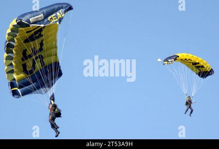 1008250858D-140 BOISE, Idaho (28. August 2010) Mitglieder des Fallschirmvorführungsteams der US Navy, The Leap Frogs, Fallschirmspringer vor dem Kapitolgebäude des Bundesstaates Idaho während der Boise Navy Week, einer von 20 Navy-Wochen, die für 2010 in ganz Amerika geplant sind. Die Navy Weeks sollen den Amerikanern zeigen, welche Investitionen sie in ihre Navy getätigt haben, und das Bewusstsein in Städten erhöhen, die keine bedeutende Präsenz der Navy haben. Stockfoto