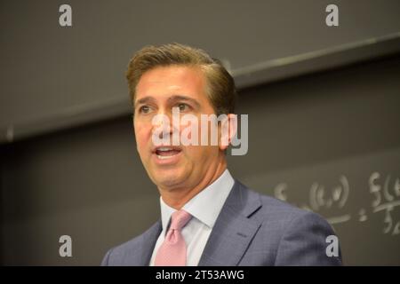 Medford, MA, USA. Oktober 2023. Charles Mahtesian, Politico, ist Mitglied eines Podiums von Medienexperten, das sich heute mit der Medienberichterstattung von Armenien und Karabach befasst. (Kreditbild: © Kenneth Martin/ZUMA Press Wire) NUR REDAKTIONELLE VERWENDUNG! Nicht für kommerzielle ZWECKE! Stockfoto