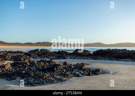 Spirits Bay oder Kapowairua, die ruhige Landschaft des Cape Reinga bei Sonnenuntergang im Te Paki Recreation Reserve, Northland, Neuseeland Stockfoto