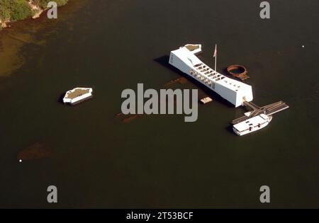 Bow, gefallene Seeleute, Fantail, HAWAII, Marines, weißes Marineboot, Pearl Harbor, versunkenes Schlachtschiff der Pennsylvania-Klasse, USS Arizona (BB 39, USS Arizona Memorial, weiße Bojen Stockfoto