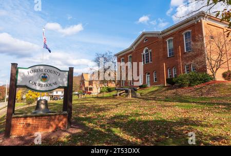 Das Schild des Forest County Courthouse vor dem Gebäude an der Elm Street in Tionesta, Pennsylvania, USA Stockfoto