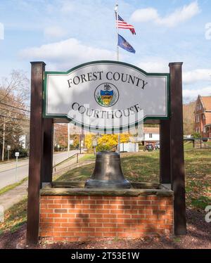 Das Schild Forest County Courthouse in der Elm Street in Tionesta, Pennsylvania, USA Stockfoto