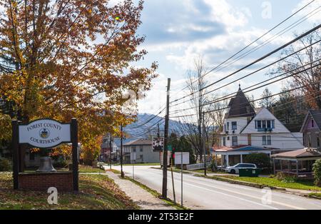 Das Schild Forest County Courthouse in der Elm Street in Tionesta, Pennsylvania, USA Stockfoto