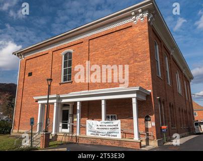 Der Eingang zum Forest County Courthouse in der Elm Street in Tionesta, Pennsylvania, USA Stockfoto