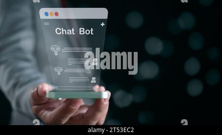 Geschäftsmann hält ein Smartphone und zeigt einen Chat-Bildschirm mit Fragen und Antworten mit einem KI-System an. Zeigt die Verwendung von KI-Systemen zur Unterstützung der Arbeit auf Computern. Stockfoto