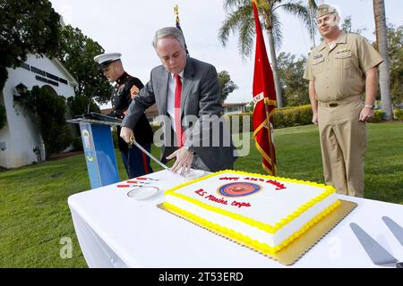 Cake, Civilian Morale, CMWR, 236. Geburtstag des Marine Corps, Naval Surface Warfare Center (NSWC) Corona Division, Veterans Day Observance, Wohlfahrt und Erholung Stockfoto