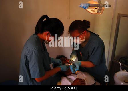 Kambodscha, COMREL, zahnärztliche Bürgeraktion, Krankenhausschiff, japanische Selbstverteidigungskräfte, JDS Kunisaki (LST 4003), USNS Mercy (T-AH 19) Stockfoto