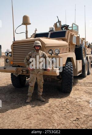 Camp Ramadi, Cougar, globaler Krieg gegen den Terrorismus, Irak, maritime Sicherheitsoperation, minenbeständiges gepanzertes Fahrzeug, MRAP, mobiles Naval Construction Battalion (NMCB) 4 Stockfoto