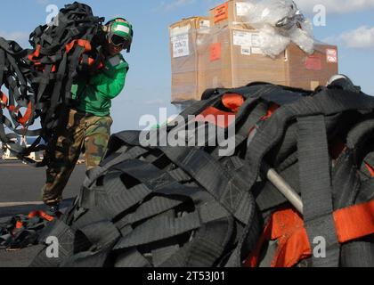 Cargo, Command, CVN 73, Fleet, george washington, Militärsealift, msc, Netting, November, Öler, RAS, Auffüllung, Versorgung, T-AKE 3, USNS Alan Shepard, USS George Washington, Vert Stockfoto