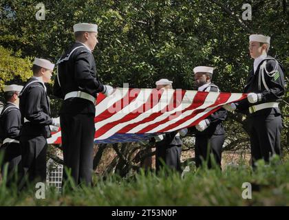 Unfall, abgestürztes Flugzeug, E-2C Hawkeye Pilot, faltet die amerikanische Flagge, Ehrenwache, Stockfoto