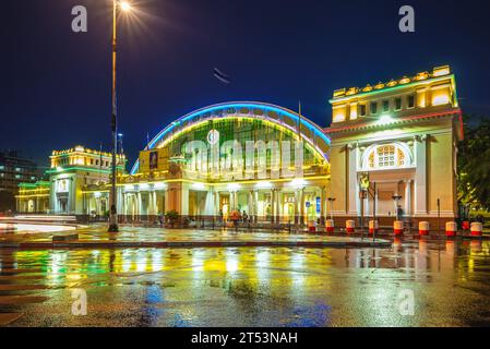 Bahnhof bangkok, alias hua lamphong, bei regnerischer Nacht in Bangkok, Thailand Stockfoto