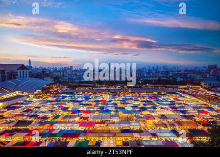 Zug Nacht Markt Ratchada in Bangkok, Thailand Stockfoto