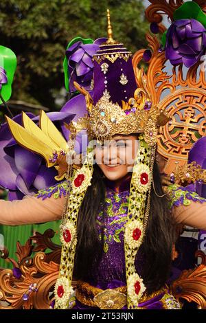 Der Teilnehmer Biro Fashion Karneval mit lila Lotuskostüm Stockfoto