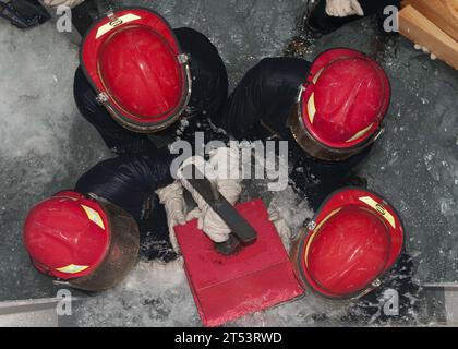 CFAY, Schadenskontrolle, Brandbekämpfung, Feuerwehrschule, Patching, Rohre, Seeleute, U.S. Navy, Yokosuka Center for Naval Engineering Fire Fighting and Damage Co Stockfoto