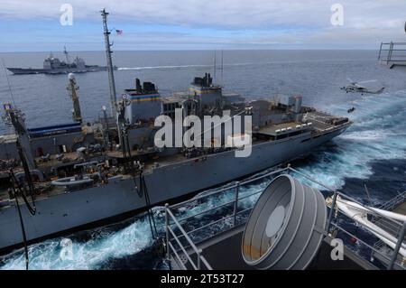 CG 52, RAS, WIEDERAUFFÜLLUNG AUF SEE, T-AOE7, U.S. NAVY, USNS RAINIER, USS BUNKER HILL Stockfoto