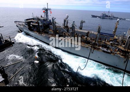 CG 52, RAS, WIEDERAUFFÜLLUNG AUF SEE, T-AOE7, U.S. NAVY, USNS RAINIER, USS BUNKER HILL Stockfoto