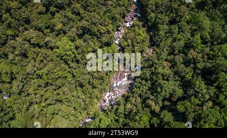 Luftblick auf einen Wasserfall in der Serra de mantiqueira (Mantiquiera Berge), Itatiaia, Rio de Janeiro, Brasilien Stockfoto