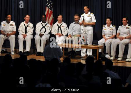 Chennai, weibliche Seeleute, Indien, indische Marine, man die Schienen, Hafenbesuch, Tour, 7. US-Flotte, U.S. Navy, USS DECATUR, USS Decatur (DDG 73), Women's History Month Stockfoto