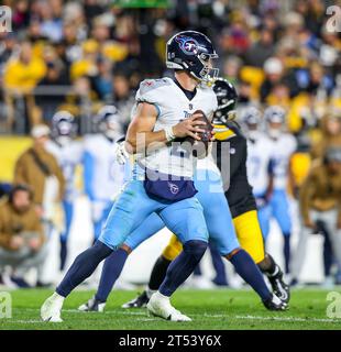 Hookstown, Pennsylvania, USA. November 2023. Tennessee Titans Quarterback WILL LEVIS (8) sucht im Acrisure Stadium in Pittsburgh, Pennsylvania, nach einem Abwärtstrenner im NFL-Fußballspiel zwischen den Pittsburgh Steelers und den Tennessee Titans. (Kreditbild: © Brent Gudenschwager/ZUMA Press Wire) NUR REDAKTIONELLE VERWENDUNG! Nicht für kommerzielle ZWECKE! Stockfoto