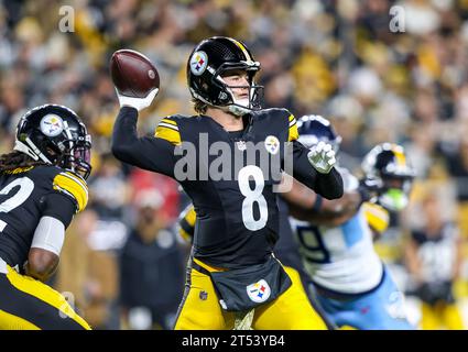 Hookstown, Pennsylvania, USA. November 2023. Der Pittsburgh Steelers Quarterback KENNY PICKETT (8) will den Ball während des NFL-Fußballspiels zwischen den Pittsburgh Steelers und den Tennessee Titans im Acrisure Stadium in Pittsburgh, Pennsylvania, ins Feld werfen. (Kreditbild: © Brent Gudenschwager/ZUMA Press Wire) NUR REDAKTIONELLE VERWENDUNG! Nicht für kommerzielle ZWECKE! Stockfoto