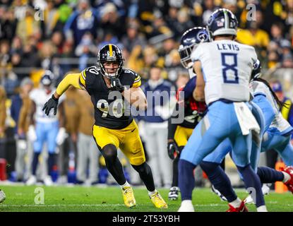 Hookstown, Pennsylvania, USA. November 2023. Pittsburgh Steelers Linebacker TJ WATT (90) stürzt im Acrisure Stadium in Pittsburgh, Pennsylvania, während des NFL-Fußballspiels zwischen den Pittsburgh Steelers und den Tennessee Titans ins Backfield. (Kreditbild: © Brent Gudenschwager/ZUMA Press Wire) NUR REDAKTIONELLE VERWENDUNG! Nicht für kommerzielle ZWECKE! Stockfoto