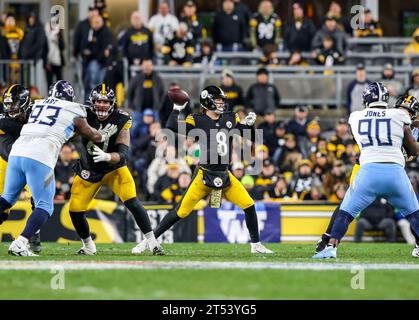 Hookstown, Pennsylvania, USA. November 2023. Der Pittsburgh Steelers Quarterback KENNY PICKETT (8) will den Ball während des NFL-Fußballspiels zwischen den Pittsburgh Steelers und den Tennessee Titans im Acrisure Stadium in Pittsburgh, Pennsylvania, ins Feld werfen. (Kreditbild: © Brent Gudenschwager/ZUMA Press Wire) NUR REDAKTIONELLE VERWENDUNG! Nicht für kommerzielle ZWECKE! Stockfoto