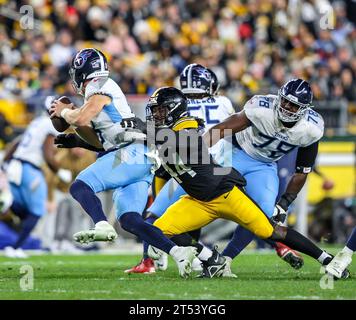 Hookstown, Pennsylvania, USA. November 2023. Der Linebacker MARKUS GOLDEN VON Pittsburgh Steelers (44) entlässt den Tennessee Titans Quarterback WILL LEVIS (8) während des NFL-Fußballspiels zwischen den Pittsburgh Steelers und den Tennessee Titans im Acrisure Stadium in Pittsburgh, Pennsylvania. (Kreditbild: © Brent Gudenschwager/ZUMA Press Wire) NUR REDAKTIONELLE VERWENDUNG! Nicht für kommerzielle ZWECKE! Stockfoto