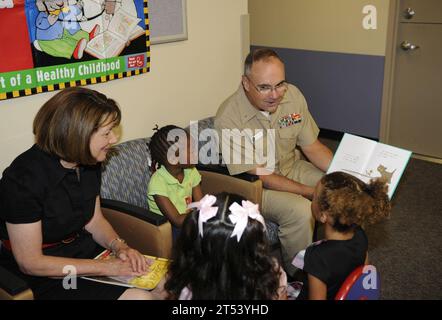 Kinder, Medizin, NMC San Diego, Menschen, Lesen, Heck-ADM C. Forrest Faison III, US-Rep. Susan Davis Stockfoto