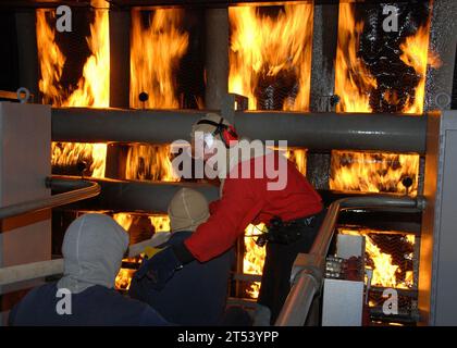 Chile, chilenische Marine, desi, Diesel-E-U-Boot-Initiative, Fire Fighting Trainer, Navy, san diego, simuliertes Rumpffeuer, U-Boot Learning Center Detachment, Trainingsprogramm, U.S. Navy Stockfoto