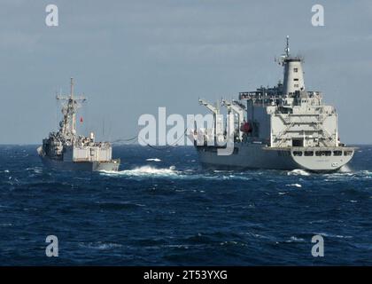 Chilenische Marine, CNS Almirante Montt (AO 52), Fregatte, RAS, U.S. Navy, USS Thach (FFG 43) Stockfoto