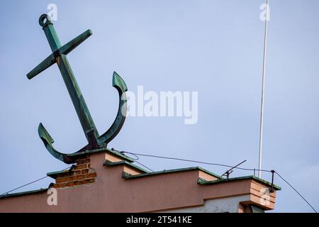 Wałbrzych, Polen - 11.02.2023: Anker auf einem Mietshaus in Wałbrzych, isoliert am Himmel Stockfoto