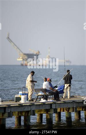 Reinigung, Deepwater Horizon, Katastrophenhilfe, Energie, Umwelt, Schadensbegrenzung, Marine, Ölreinigung, Ölplattform, U.S. Navy Stockfoto