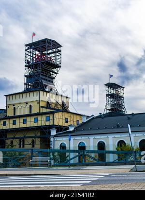 Walbrzych, Polska - 11.02.2023: Das Wissenschafts- und Kunstzentrum des Alten Bergwerks in Wałbrzych ist ein Museum im historischen Kohlebergwerk Julia Stockfoto