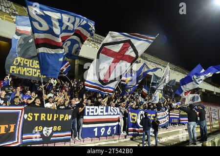 Salerno, Italien. 31. Oktober 2023. Die Sampdoria-Kurve während des italienischen Cups US Salernitana 1919 gegen UC Sampdoria im Arechi Stadium Credit: Independent Photo Agency/Alamy Live News Stockfoto