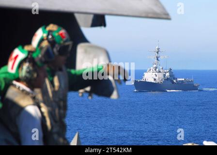 Küste Südkaliforniens, Composite Training Unit Exercise (COMPTUEX), geführter Missile Destroyer Cruiser, nuklearbetriebener Flugzeugträger USS Nimitz (CVN 68), Pazifik, USS Chaffee (DDG 90) Stockfoto