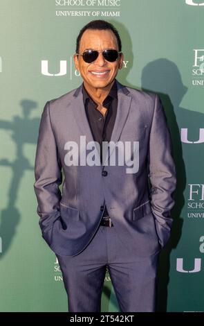 Miami, Vereinigte Staaten Von Amerika. November 2023. CORAL GABLES, FLORIDA – 2. NOVEMBER: Jon Secada kommt am 2. NOVEMBER 2023 in Coral Gables, Florida an der Frost School of Music's Knight Center for Music Innovation Inauguration Gala an der University of Miami an. (Foto: Alberto E. Tamargo/SIPA USA) Credit: SIPA USA/Alamy Live News Stockfoto