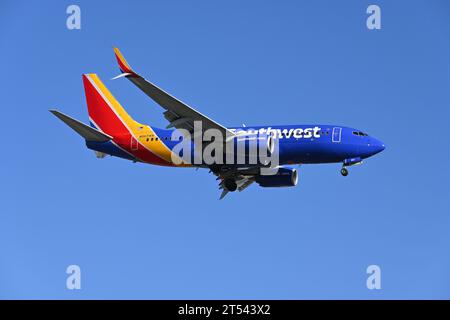 SANTA ANA, KALIFORNIEN - 1. November 2023: Southwest Airlines 737 bei Anflug zum John Wayne Airport (SNA), Orange County, Kalifornien. Stockfoto