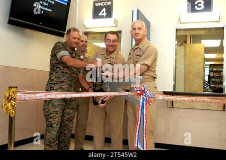 Kommandierende General III Marine Expeditionstruppe, Japan, Okinawa, Apotheke, Bandschneiden, Chirurg General der Marine Stockfoto