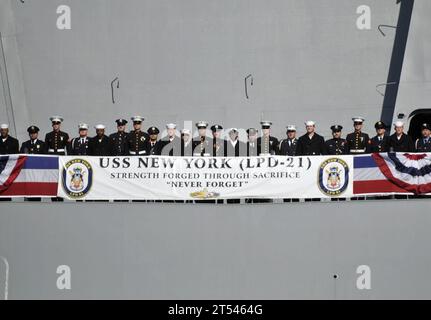 Einsatzkräfte, Feuerwehrleute, LPD-21, Marines, Navy, New York, Leute, Polizisten, Seeleute, Schiffe, U.S. Marine Corps, U.S. Navy, USMC, USS New York (LPD 21) Stockfoto
