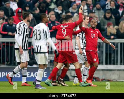 Douglas COSTA (FC Bayern München) jubelt mit Robert LEWANDOWSKI und Kingsley COMAN FC Bayern München - Juventus Turin 4:2 N.V. UEFA Champions League in München, Deutschland am 16.03.2016 Stockfoto