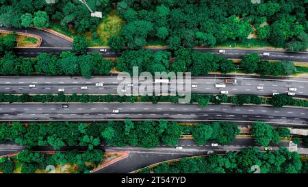 Aus der Vogelperspektive sehen Sie Autobahnen und Autobahnen, die zu Städten führen Stockfoto