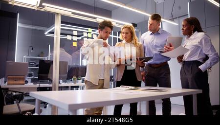 Treffen Junger Professioneller Geschäftsleute Im Büro Stockfoto