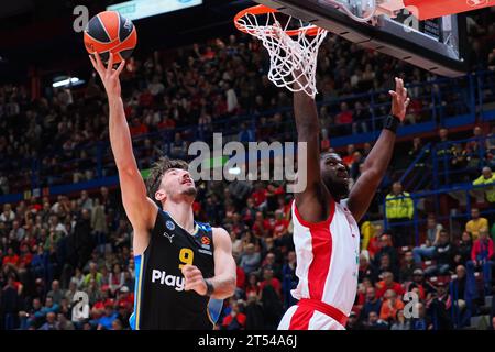 Roman Sorkin (Maccabi Playtika Tel Aviv) und Alex Poythress (EA7 Emporio Armani Olimpia Milano) während EA7 Emporio Armani Milano vs Maccabi Playtika Tel Aviv, Basketball Euroleague Spiel in Assago (MI), Italien, Oktober 31 2023 Stockfoto