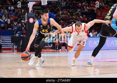 Tamir Blatt (Maccabi Playtika Tel Aviv) wurde von Kevin Pangos (EA7 Emporio Armani Olimpia Milano) während der EA7 Emporio Armani Milano gegen Maccabi Playtika Tel Aviv, Basketball Euroleague Spiel in Assago (MI), Italien, im Oktober 31 2023 vereitelt Stockfoto