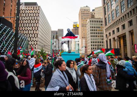 Ein Demonstrant hält während der Demonstration die irakische Flagge an einer elektrischen Box. Bei der Kundgebung kam es zu einer massiven Beteiligung von über tausend Demonstranten aus Detroit. Die Bewohner von Detroit und umliegenden Gemeinden haben häufige Kundgebungen abgehalten, während Israel nach einem Angriff der Hamas auf Israel am 7. Oktober 2023 weiterhin Bombardements und Angriffe auf Gaza verstärkt. Detroit ist die Heimat der größten Araber in den Vereinigten Staaten, darunter viele Palästinenser. Eine massive Versammlung von über tausend Demonstranten aus Detroit und Umgebung nahm an der Demonstration in Solidarität mit Palästina Teil. Die Bewohner Stockfoto