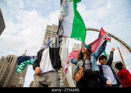 Demonstranten, die auf einer elektrischen Box stehen, singen Slogans während einer Demonstration „Waffenstillstand auf Gaza“. Bei der Kundgebung kam es zu einer massiven Beteiligung von über tausend Demonstranten aus Detroit. Die Bewohner von Detroit und umliegenden Gemeinden haben häufige Kundgebungen abgehalten, während Israel nach einem Angriff der Hamas auf Israel am 7. Oktober 2023 weiterhin Bombardements und Angriffe auf Gaza verstärkt. Detroit ist die Heimat der größten Araber in den Vereinigten Staaten, darunter viele Palästinenser. Eine massive Versammlung von über tausend Demonstranten aus Detroit und Umgebung nahm an der Demonstration in Solidarität mit Palästina Teil. T Stockfoto