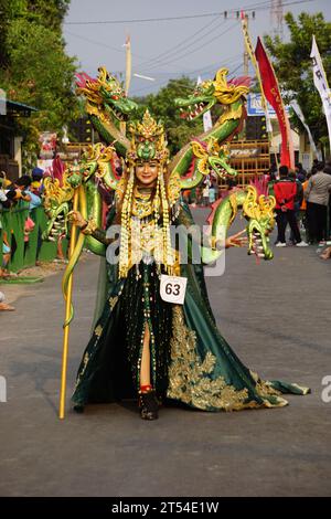 Der Teilnehmer Biro Fashion Karneval mit Drachenkostüm Stockfoto