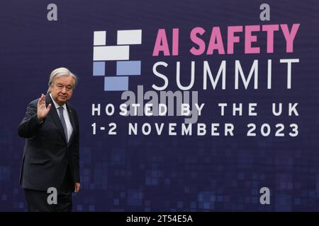 (231103) -- BLETCHLEY PARK, 3. November 2023 (Xinhua) -- UN-Generalsekretär Antonio Guterres nimmt am 2. November 2023 am AI Safety Summit in Bletchley Park, Großbritannien Teil. Während des Gipfels wurde hier eine Erklärung zur Sicherheit künstlicher Intelligenz (KI) abgegeben. In der Erklärung einigten sich 28 Länder und die Europäische Union (EU) auf die Notwendigkeit neuer globaler Anstrengungen, um sicherzustellen, dass KI auf sichere und verantwortungsvolle Weise entwickelt und eingesetzt wird. (Simon Dawson/Nr. 10 Downing Street/Handout Via Xinhua) Stockfoto